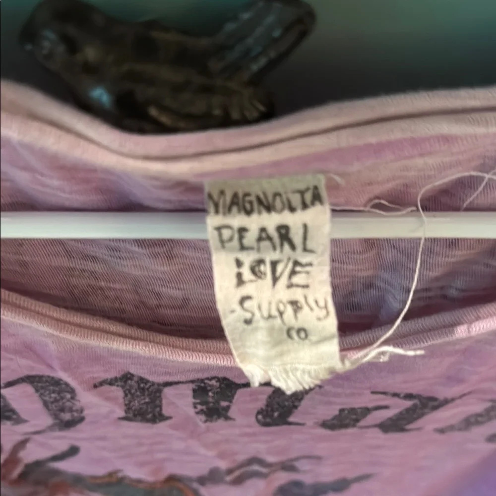 Magnolia Pearl Love Supply Co. Cherub Logo Kathmandu Azalea Short Sleeve Top - Picture 4 of 10